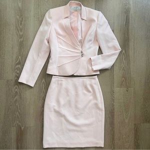 Tahari Arthur S Levine Size 2P Pink Skirt Suit